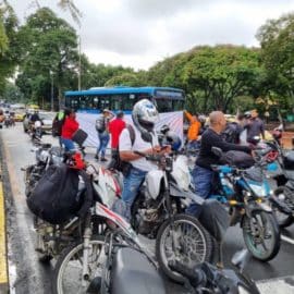Motociclistas realizan bloqueos en Cali por dificultad para conseguir SOAT