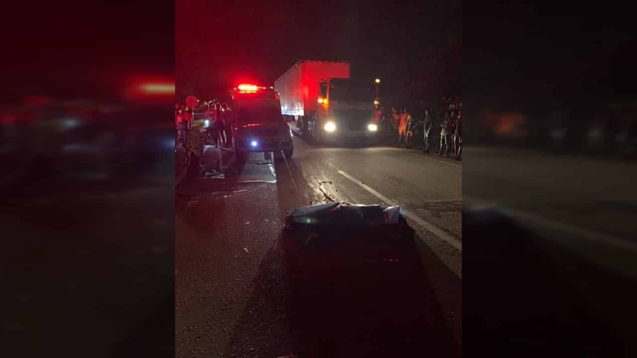 Una mujer murió en medio de accidente entre una moto y un tren cañero