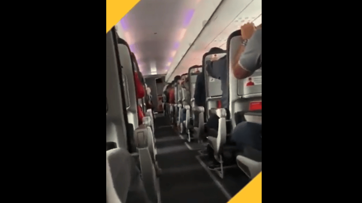 Video: así fue el momento de angustia que vivieron los pasajeros de un avión