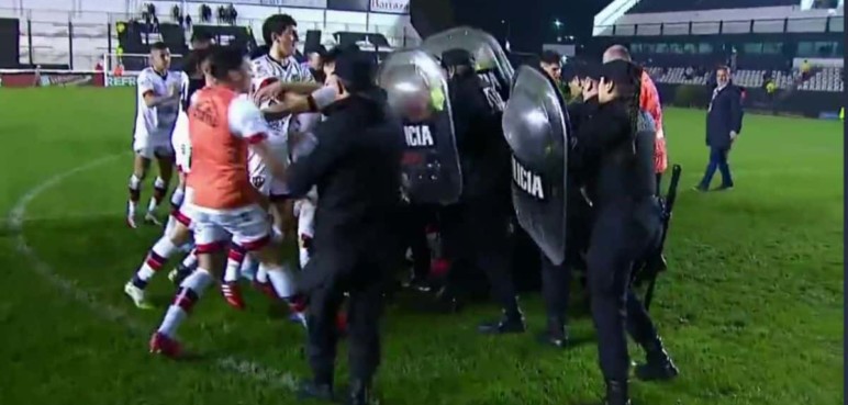 Video: batalla campal entre jugadores de un equipo argentino contra la Policía