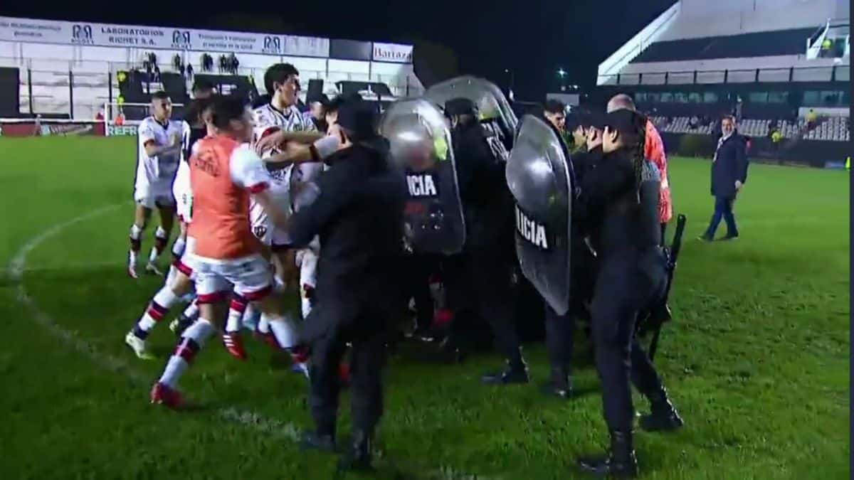 Video: batalla campal entre jugadores de un equipo argentino contra la Policía