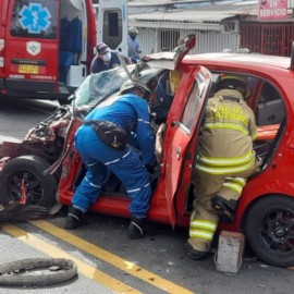 Aparatoso accidente de tránsito en vía La Paila-La Tebaida dejó dos personas heridas