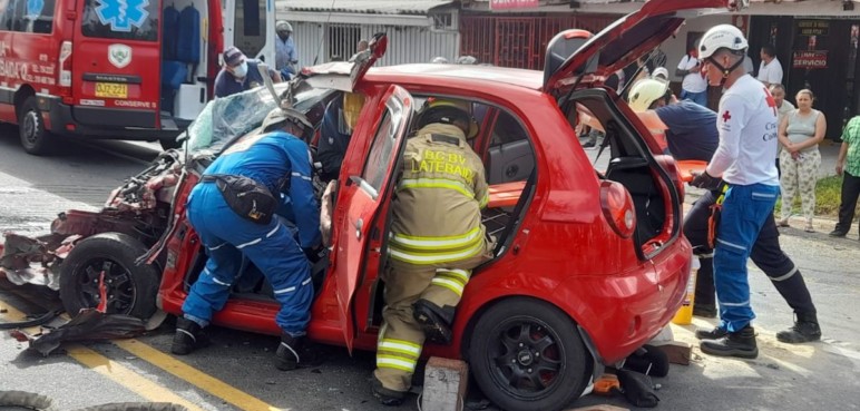 Aparatoso accidente de tránsito en vía La Paila-La Tebaida dejó dos personas heridas