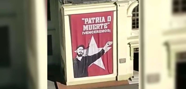 ¿Cuál es la razón de los carteles sobre Fidel Castro en antiguo edificio militar?