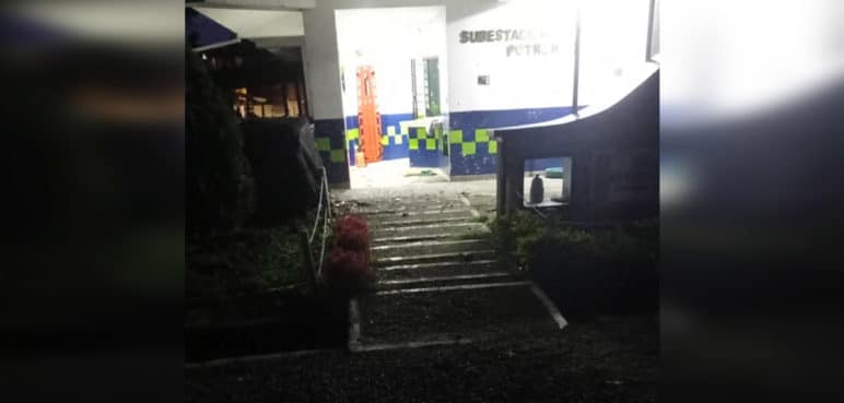 Detonan artefacto explosivo contra Policía en Potrerito, presunto atacante murió