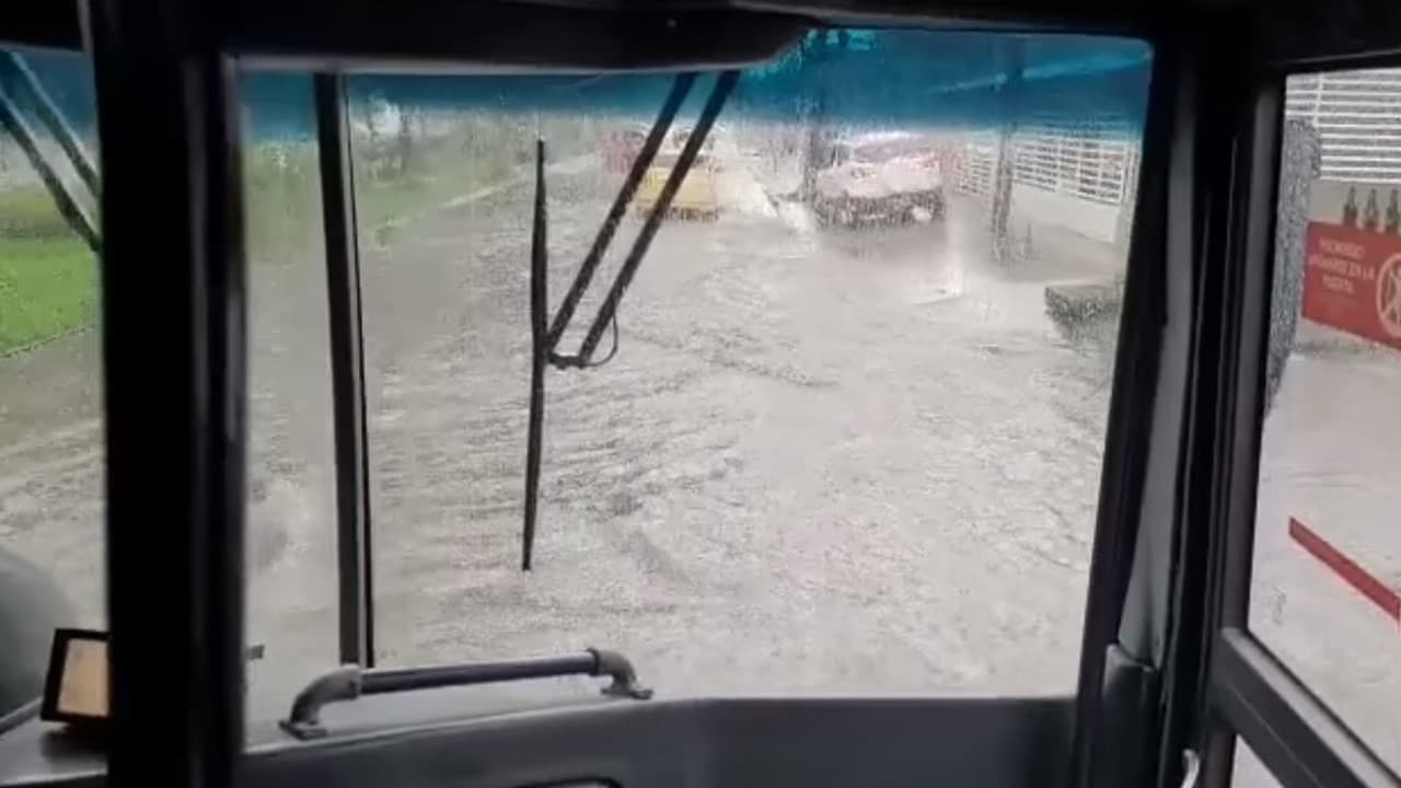 Fuertes lluvias en Cali dejaron vías inundadas y congestión vehicular