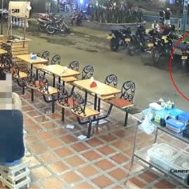Ladrón en moto se lleva en segundos celular que mujer revisaba en la calle