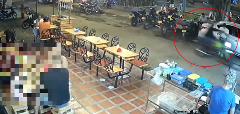 Ladrón en moto se lleva en segundos celular que mujer revisaba en la calle