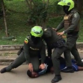 Suspenden a policías que tomaron foto con un capturado sometido en el piso