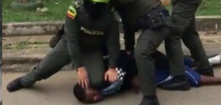 Suspenden a policías que tomaron foto con un capturado sometido en el piso