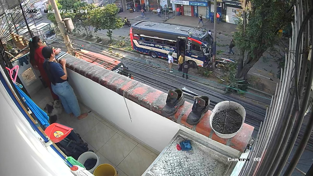 Video: Hombre destruye carro con un bate dentro de unidad residencial de Bochalema