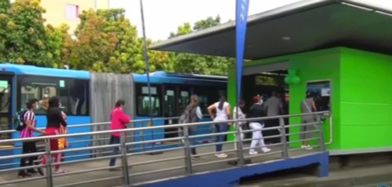 Un hombre falleció mientras esperaba un bus del Sistema de Transporte MÍO