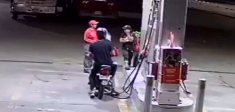 Video: Dos hombres motorizados robaron una estación de gasolina en Palmira