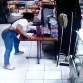 Video: Dos mujeres roban un celular en una panadería al nororiente de Cali