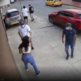 Video: Ladrones intimidan a una mujer y le roban su carro en el suroriente de Cali