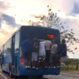 Video: Imprudencia de seis jóvenes colgados en un bus del MÍO