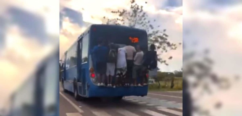 Video: Imprudencia de seis jóvenes colgados en un bus del MÍO