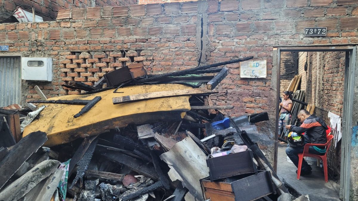 Incendio en el barrio Prados del Sur arrasó con una vivienda familiar