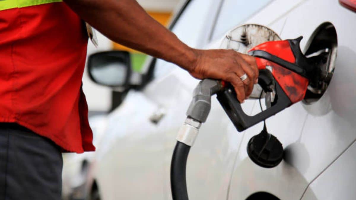 Polémica tras declaraciones de MinHacienda: "Seguimos teniendo gasolina muy barata"