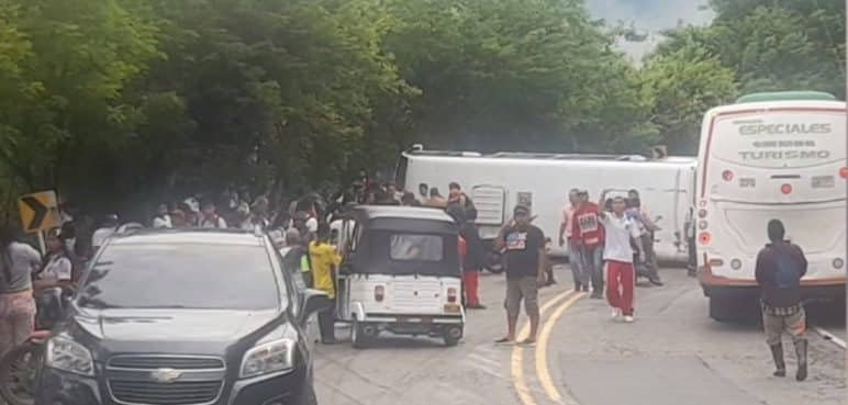 Accidente de bus escolar deja una persona muertas y más de 20 heridos