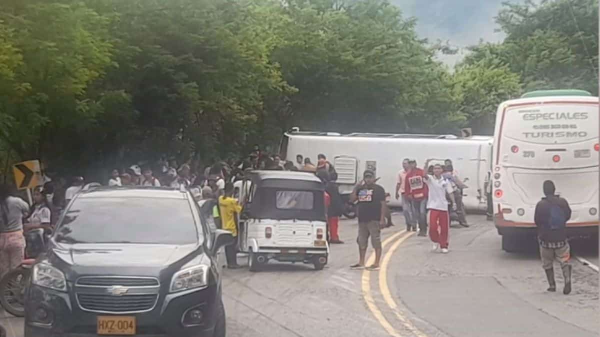 Accidente de bus escolar deja una persona muertas y más de 20 heridos