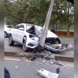 Aparatoso accidente en la Avenida Cañasgordas involucró lujoso carro