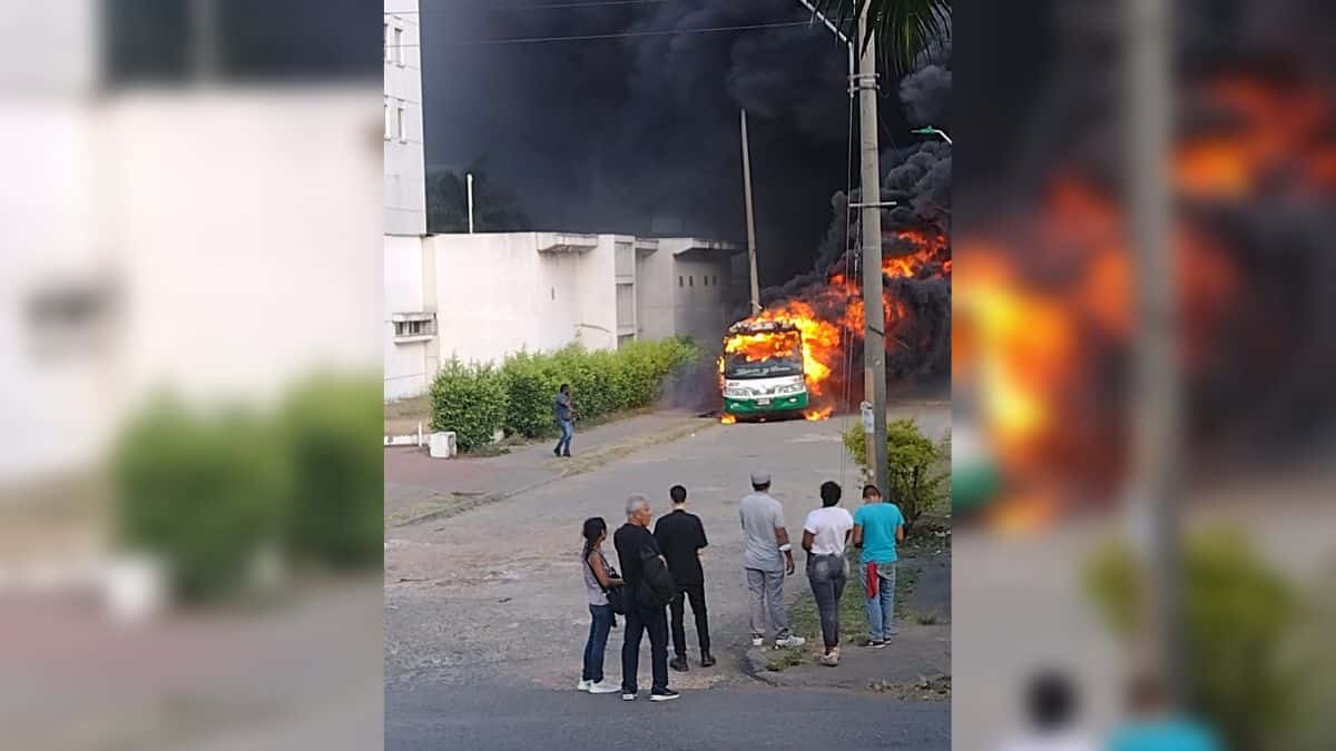 Bus de transporte público se incendió en la vía al Norte de Cali