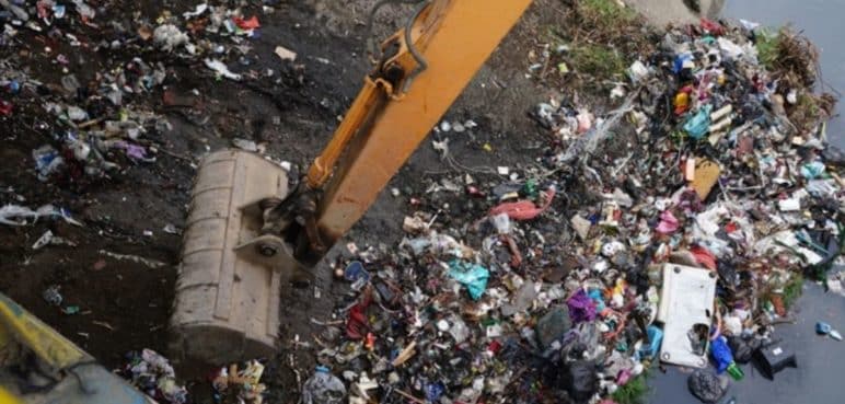 Problemas de basuras continúan: caleños siguen arrojándolas en canales de aguas y vías públicas