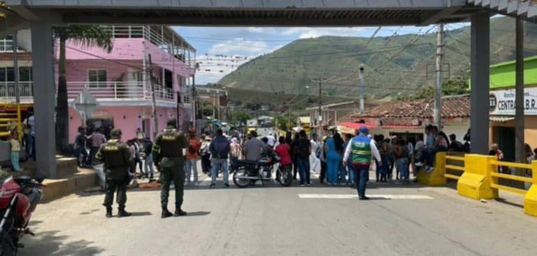 Comunidades indígenas bloquean vía Cali - Loboguerrero