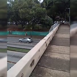 Denuncian robo de barandas de puente peatonal del Hospital Universitario