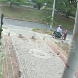 En video quedó registrado el robo de delincuente en moto a una mujer en Cali