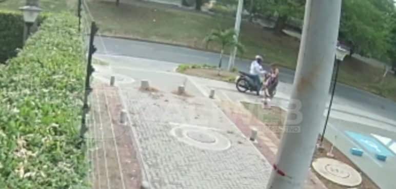 En video quedó registrado el robo de delincuente en moto a una mujer en Cali