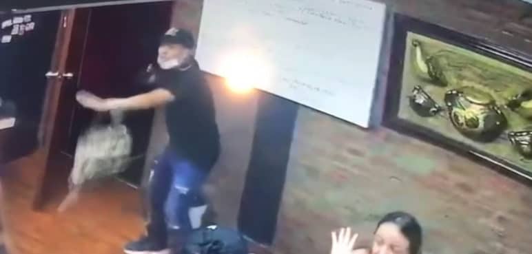 En video quedó robo en El Mulato Cabaret: delincuente intimida a empleados
