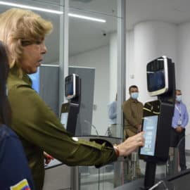 Entregan equipo de autenticación que agiliza proceso migratorio en aeropuerto