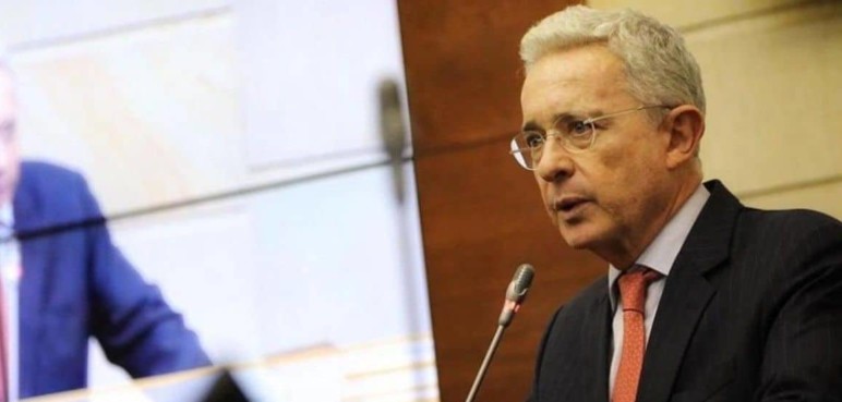 La justicia negó el pedido de un fiscal para cerrar la investigación contra Álvaro Uribe