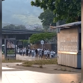 Video: Gran grupo de personas se 'colaron' en terminal del MÍO Menga
