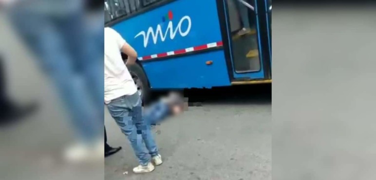 Hombre murió después de que se chocara con un bus del MÍO