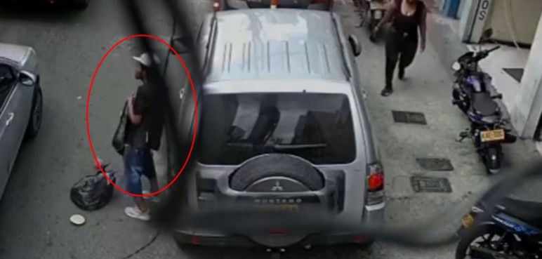 Hombre roba espejo de camioneta en Cali y es ‘pillado’ gracias a una cámara