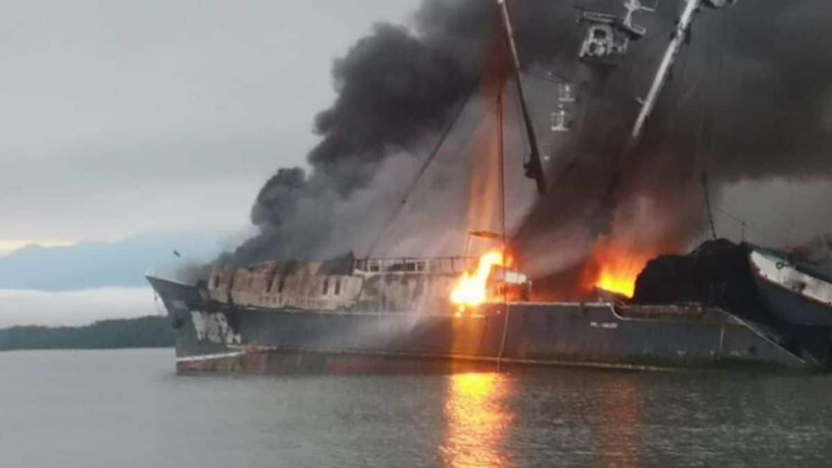 Se hundió barco incendiado en Buenaventura: alerta por derrame de gasolina