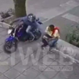Video: Desde una motocicleta le arrebataron el celular a un vigilante en Cali