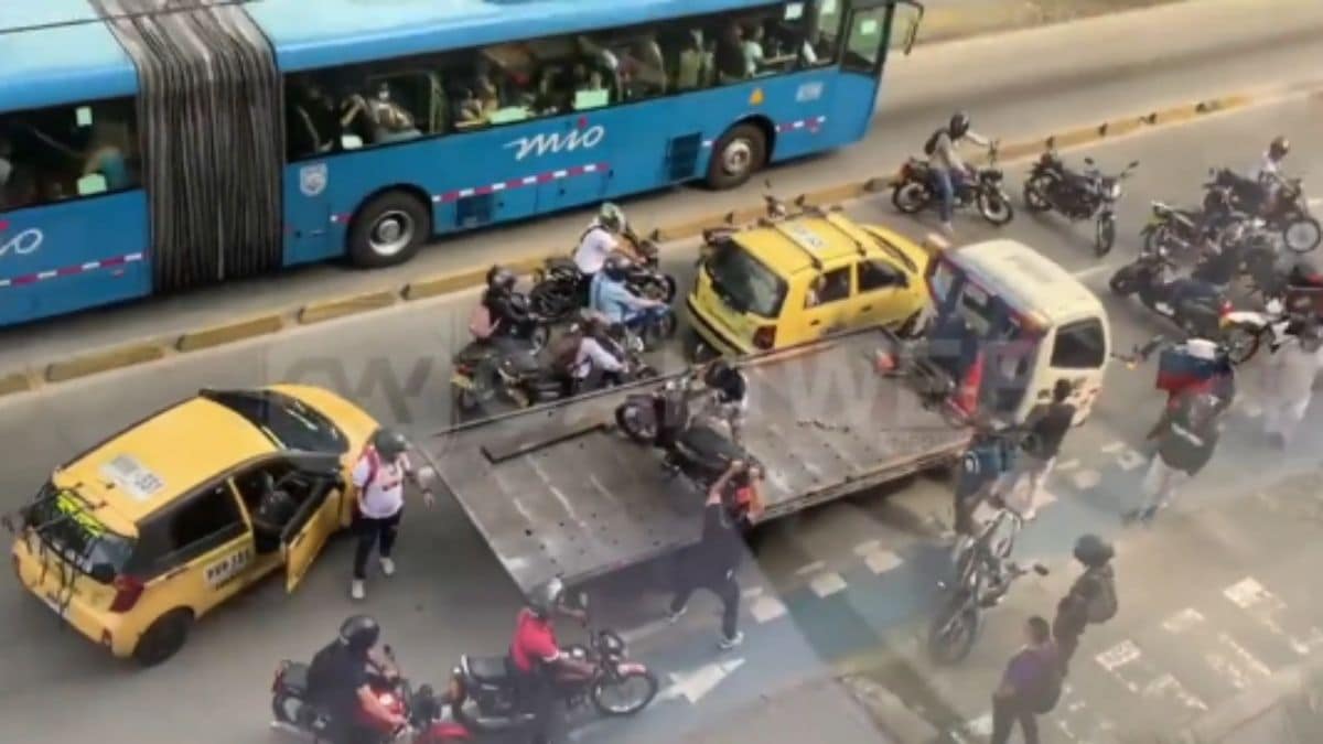 Video: Detienen tráfico en la Carrera 5 para bajar motos inmovilizadas de la grúa