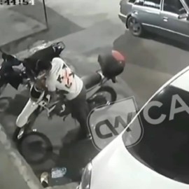 Video: Dos hombres se robaron como si nada una motocicleta en el norte