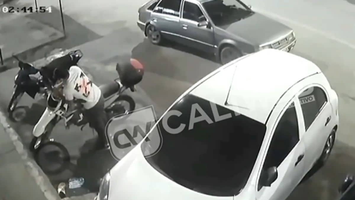 Video: Dos hombres se robaron como si nada una motocicleta en el norte