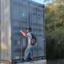 Video: Hombre colgado de camión se pasó de la parada y tuvo que pedir ayuda