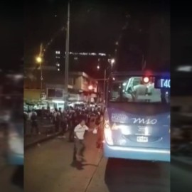 Video: Hombres entraron a la fuerza a un bus del MÍO y robaron a los pasajeros