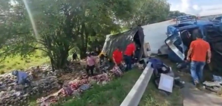 Video: Tractocamión lleno de gaseosas se volcó y fue saqueado por la gente