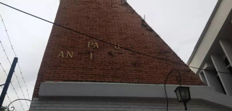 ¿A dónde llega la delincuencia? escalan muros de parroquia para robar letras de bronce