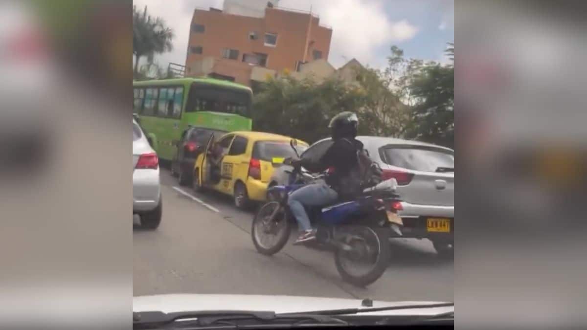 Video: Motociclistas bajaron sus motos de una grúa tras ser inmovilizadas