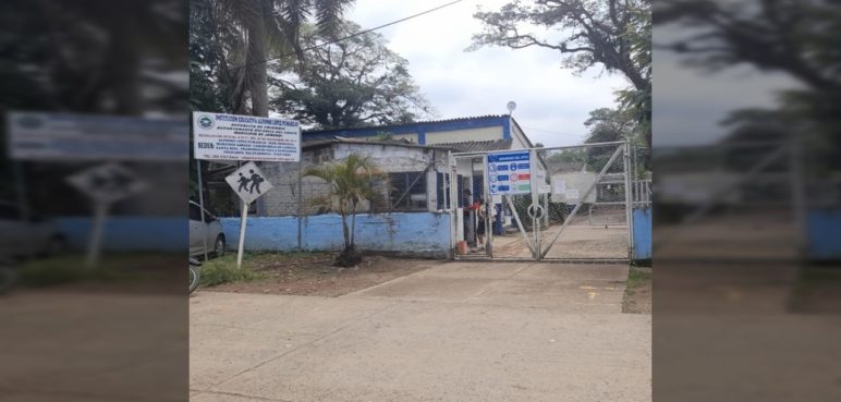 Alumnos en Jamundí reciben clase en un parque por riesgos en su colegio