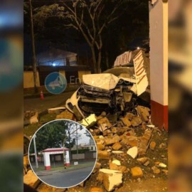 Aparatoso accidente de tránsito destruyó la icónica estructura del barrio La Hacienda
